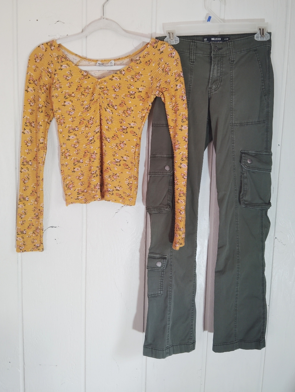 BUNDLE OF 2!! Hollister Mid Rise Relaxed Boot Cargo Pants & Floral Top. Size XS